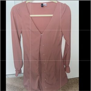 Mauve dress with cuff sleeves and pearl buttons